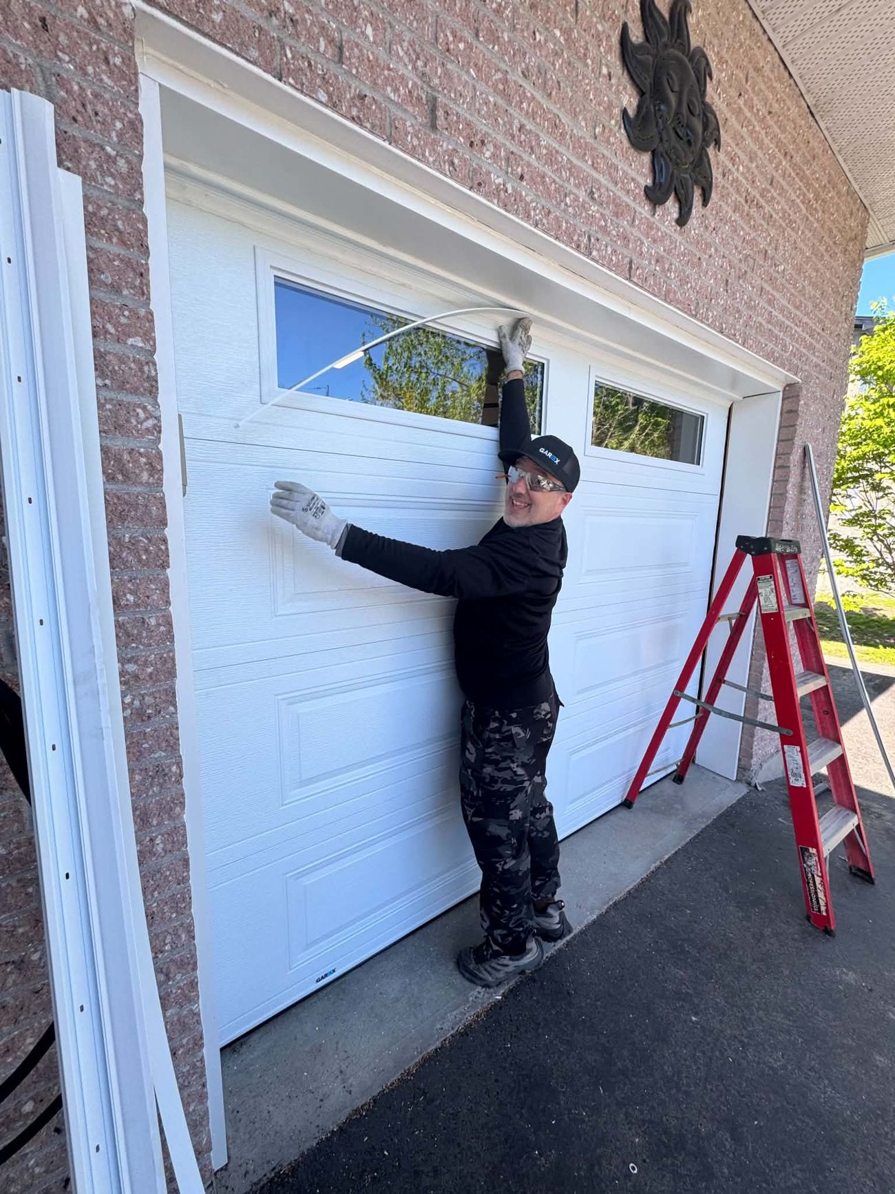Technicien de Portes de garage Nationale installant une porte de garage