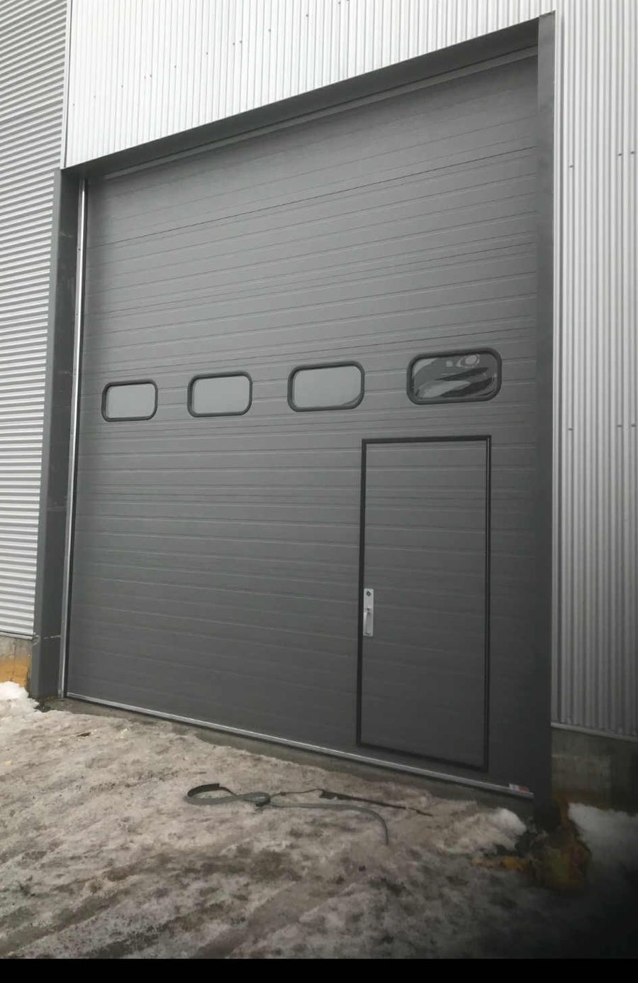 Porte de garage industrielle avec porte de service